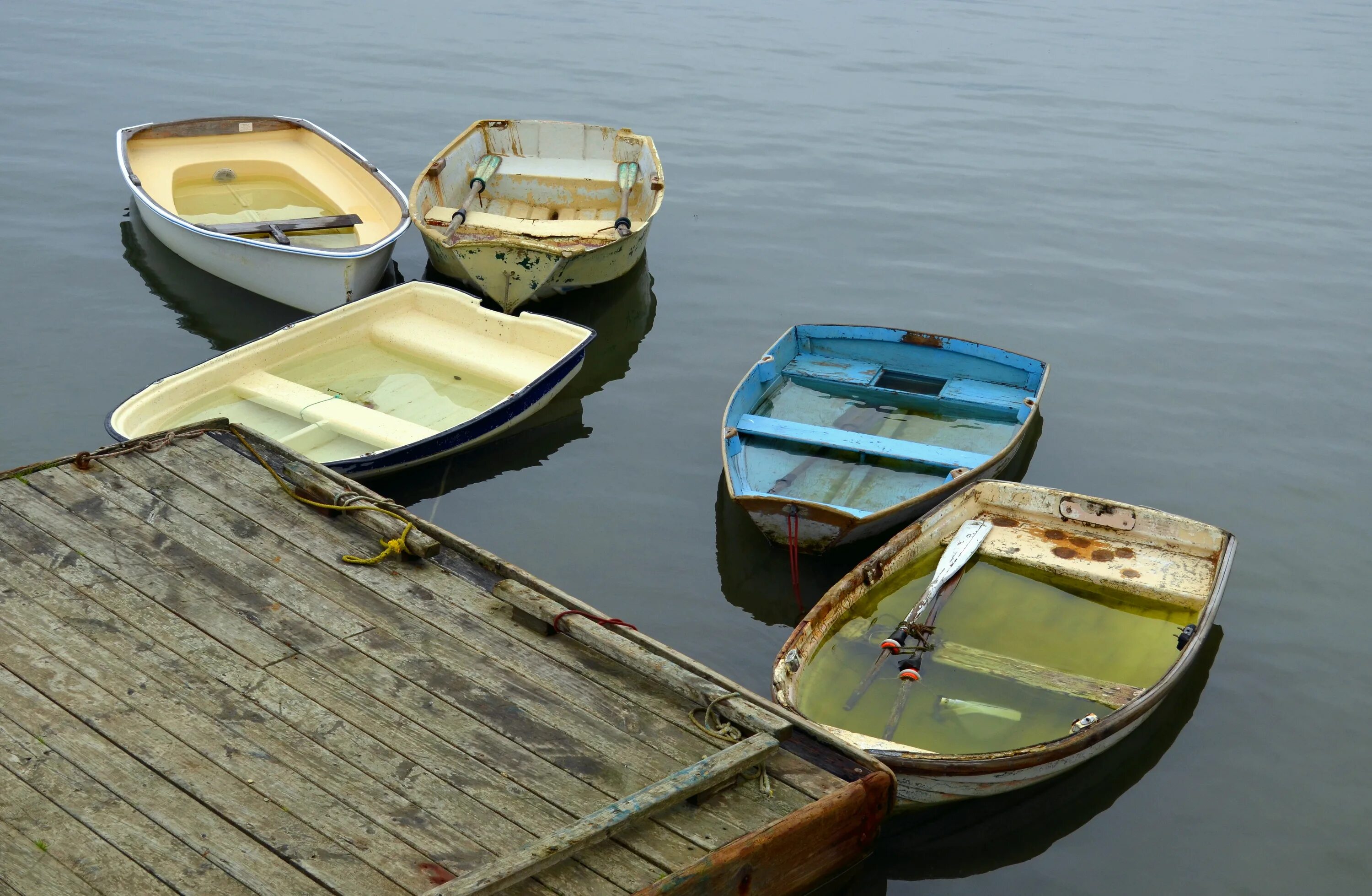 Нужна лодка побольше. Лодка деревянная. Красивая деревянная лодка. Деревянный катер. Лодка на воде.