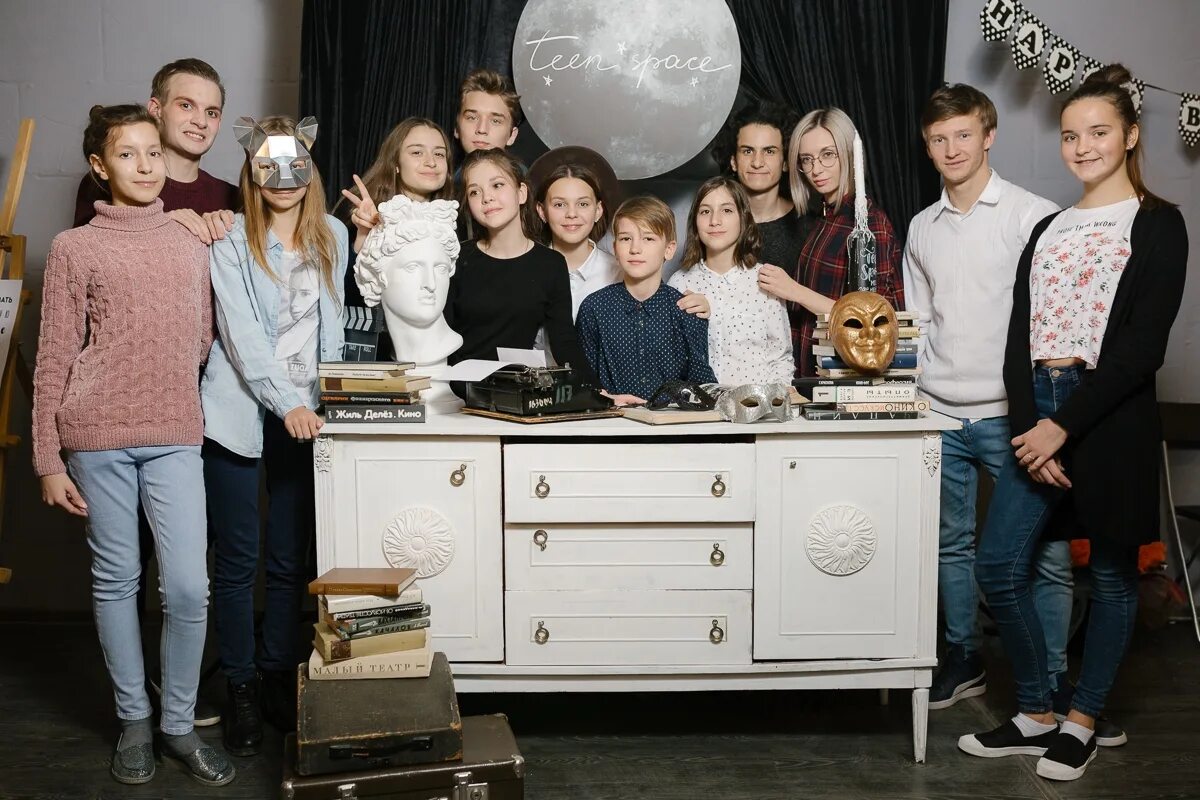 Пространство dkrt нижний новгород. Фотозона в стиле космос. Студия космос нижний новгород. Декор в стиле космос. Fit dance.
