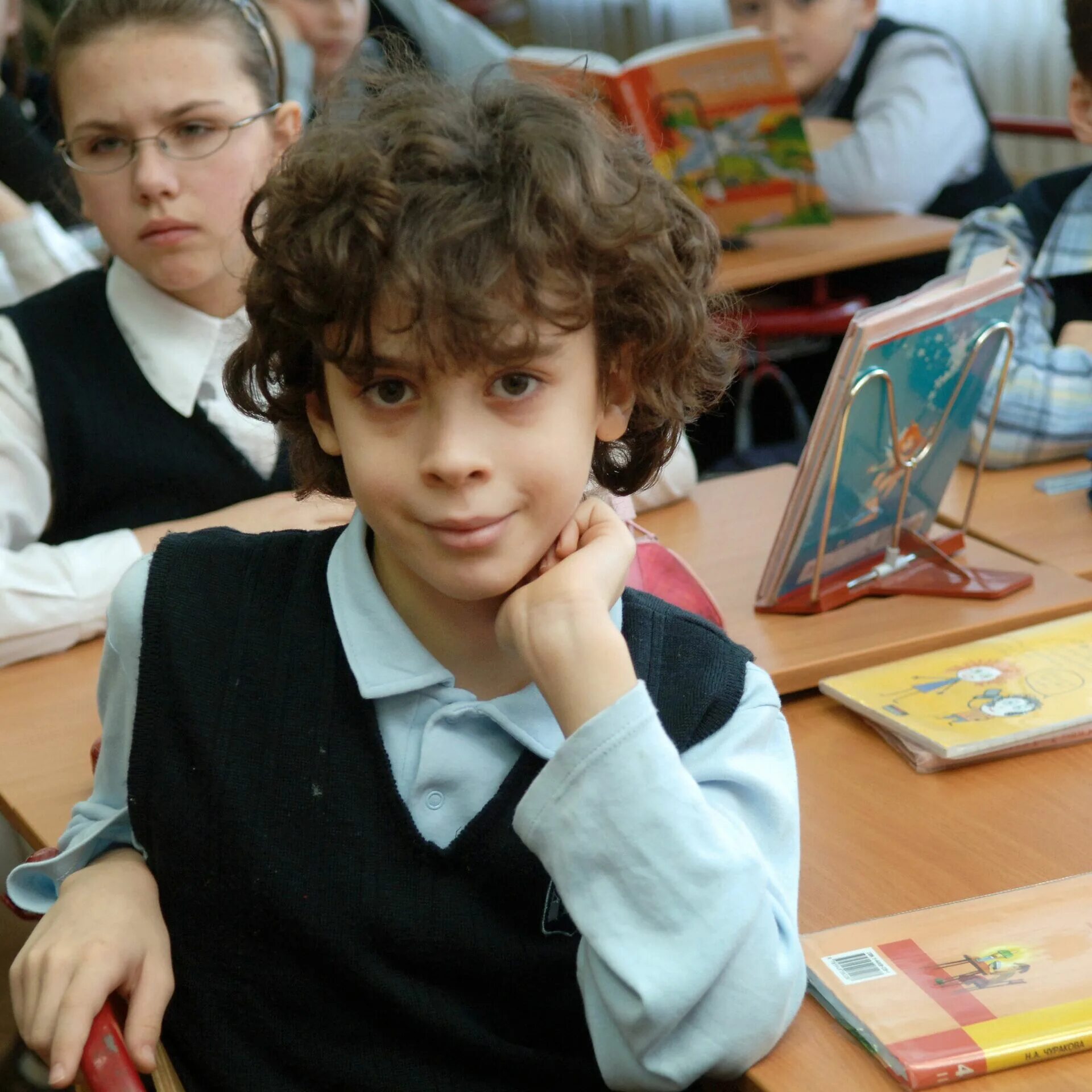 Школьник начало года. Дети мигранты в обычной школе. Самая слабая школа России. Где в Москве есть школы для слабых детей.