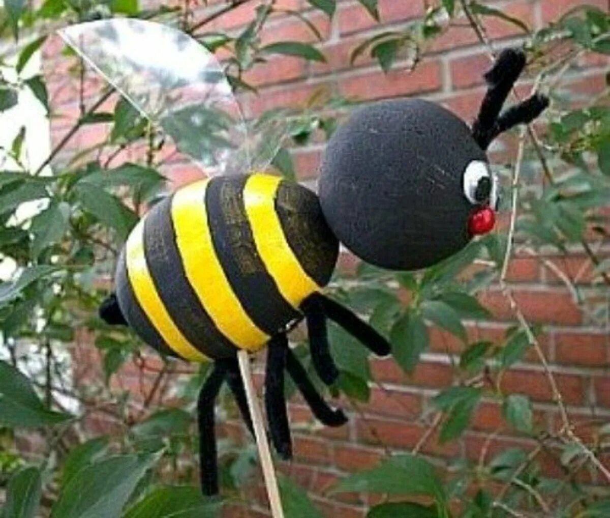 Сделать пчелу своими руками. Пчелка для украшения сада. Пчелки из пластика. Пчелки из подручных материалов. Пчелки своими руками для сада.