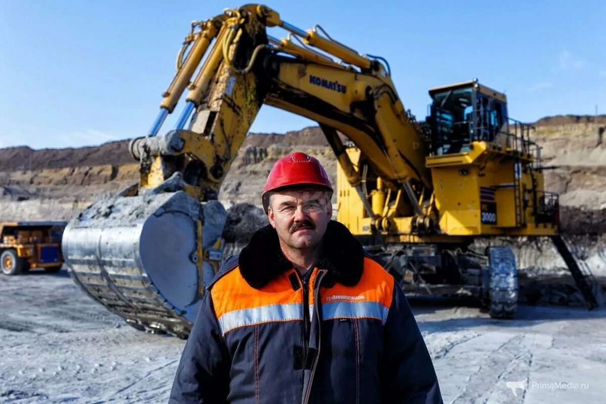 Экскаваторщик работа г. Профессия экскаваторщик. Машинист экскаватора одноковшового. Hitachi zx 220. Машинист дорожно строительной техники.