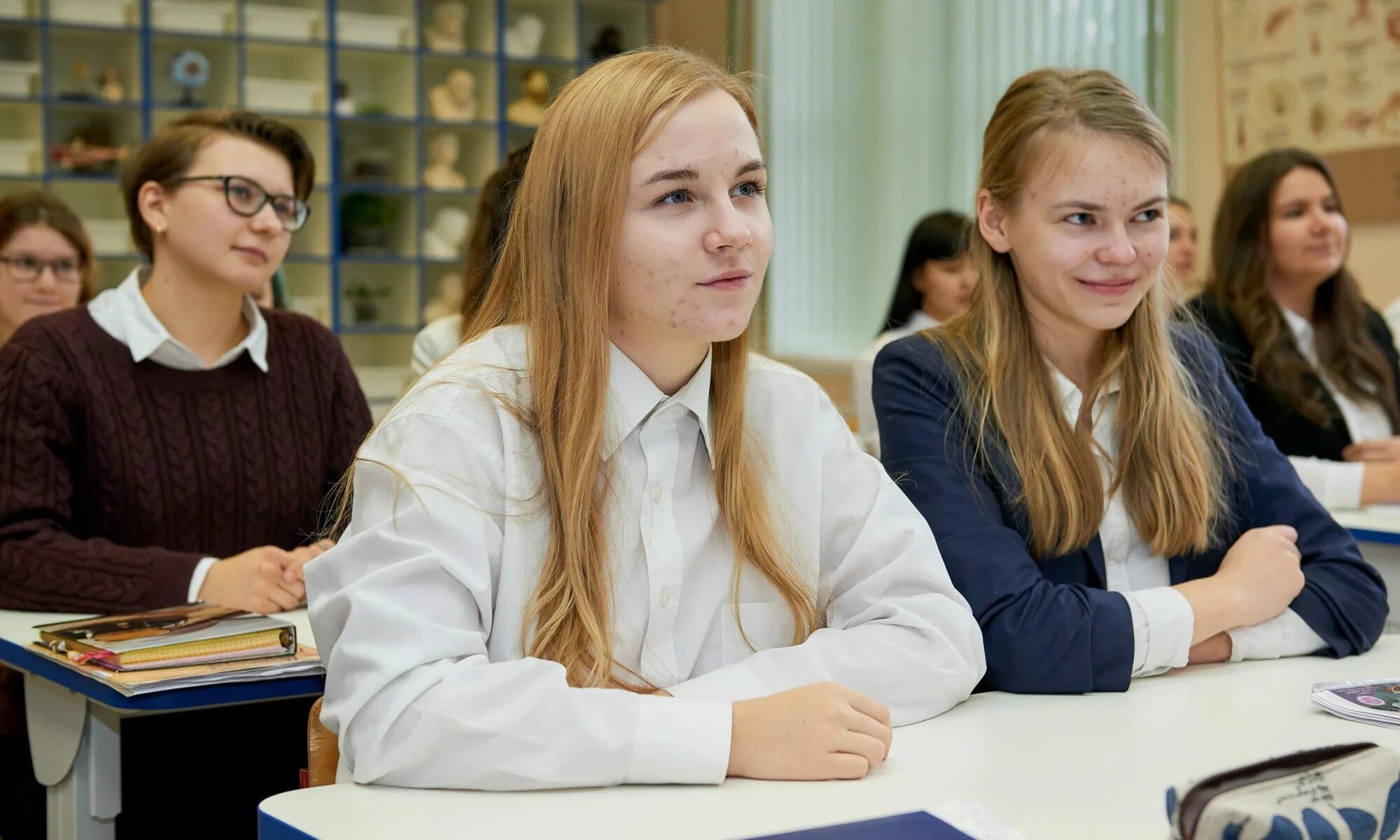 Есть ли 11 класс в школе. Старшая школа в россии. российские школьники. 8 класс ученики. ученик 9 класса.