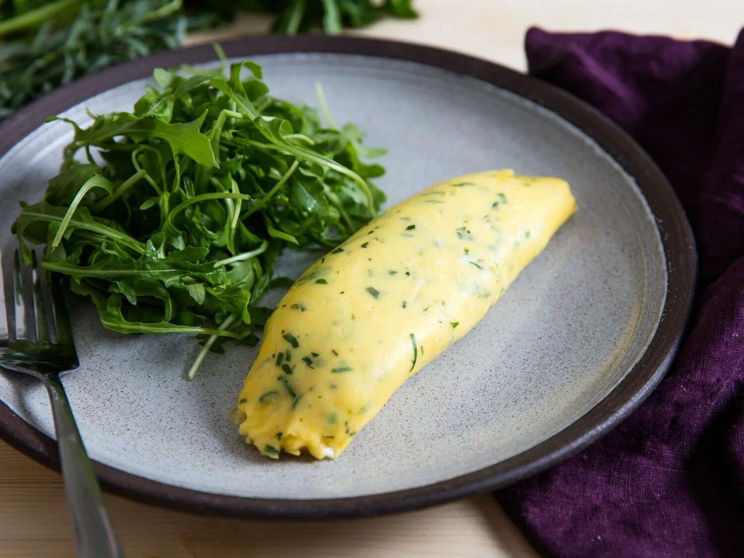 Яйца с зеленью рецепт. Омлет Omelette Франция. Омлет Санжак. Омлет французский классический. Омлет с зеленью.