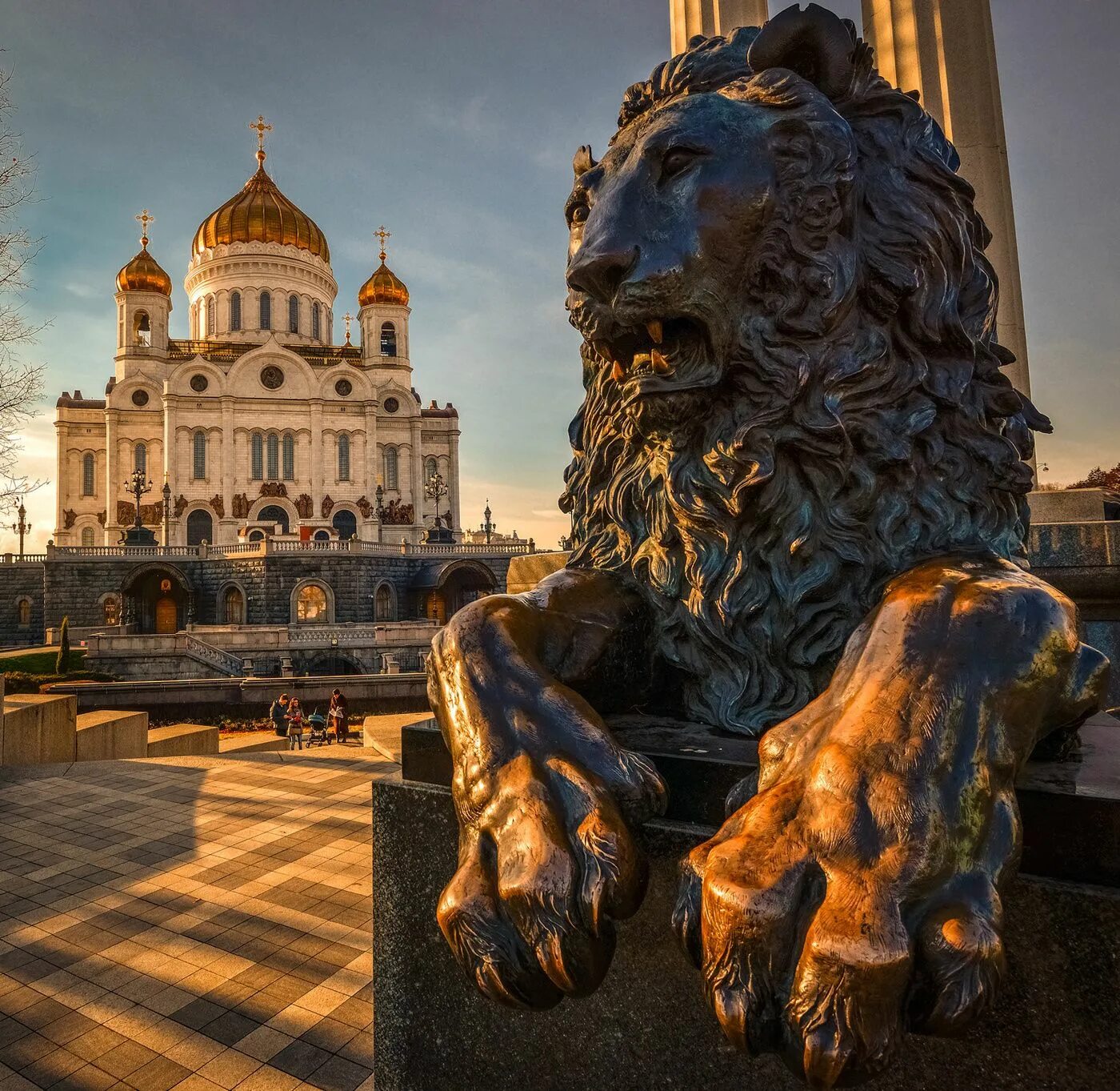 Памятник у храма Христа Спасителя. Храм Христа Спасителя в Москве архитектура. Львы и памятник у храма Христа Спасителя в Москве. Москва. Храм Христа Спасителя статуи.