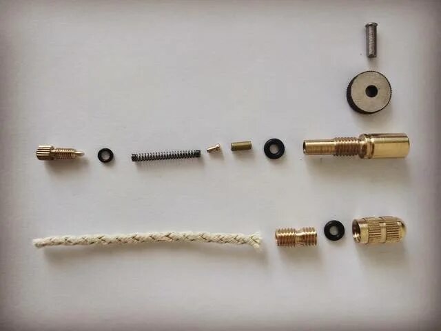 комплектующие для зажигалок. запчасти для зажигалок. что означает желтая заклепка на  зажигалке. винт с пружинкой для zippo. зажигалка из баллона со2.