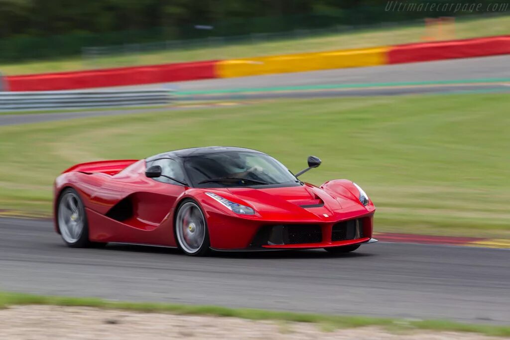 Ferrari скорость. Феррари ЛАФЕРРАРИ Макс скорость. Ferrari LAFERRARI шасси. Ferrari LAFERRARI 2015. Ferrari 300.