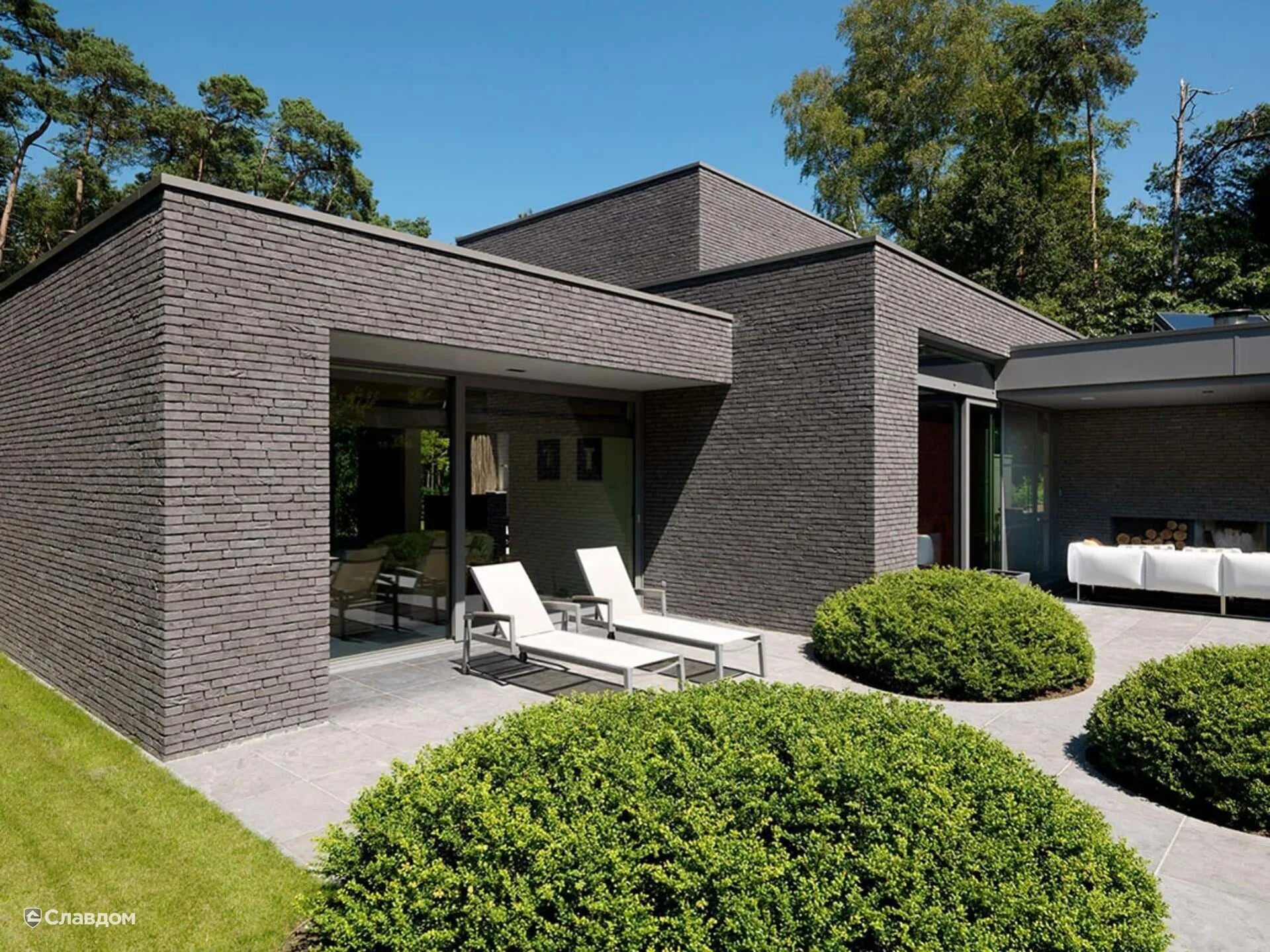 Кирпичные дома с плоской крышей фото california-design-home-recycled-brick-exterior-stylish-bright-interior-02 Brick