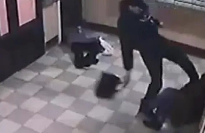 Избиение грабеж. Избиение грабеж. Драка женщины с полицейскими. Драка на дубравной в краснодаре. Разбой санкт петербург.