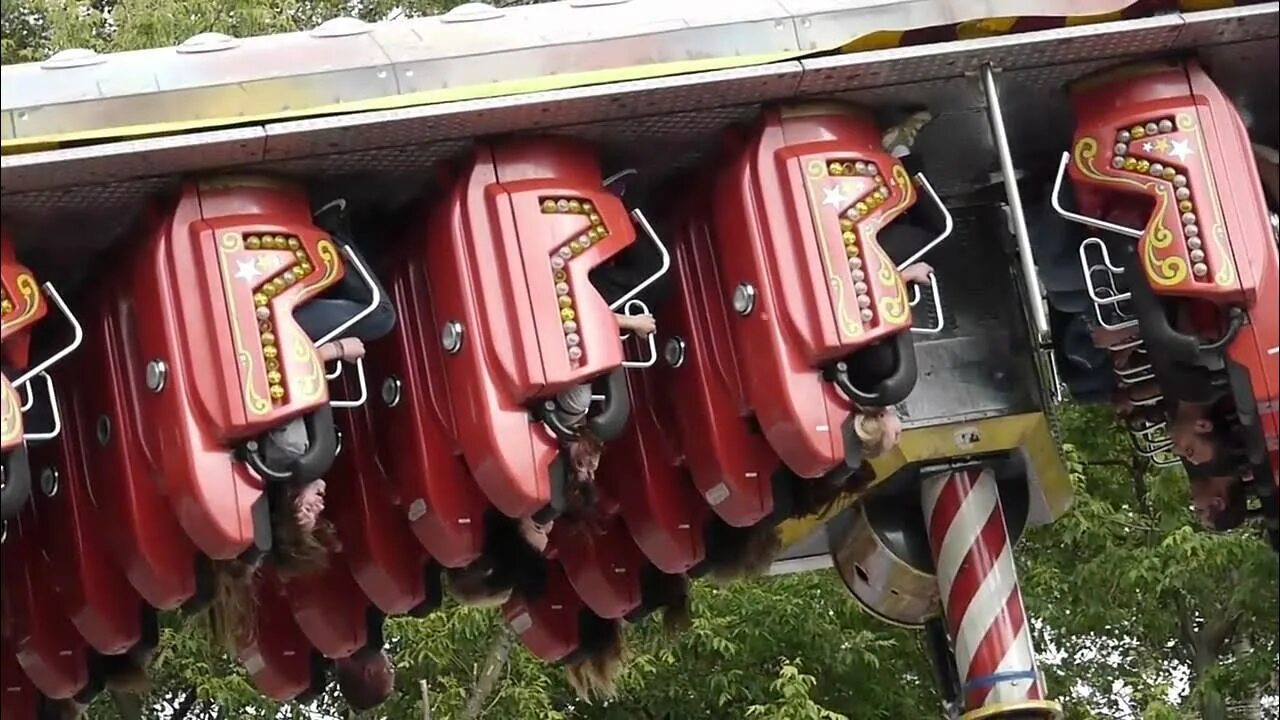 Флай машина аттракцион. Карусель парк аттракционов бамперные машинки зеленые. Машина в парке горького. Машина в парке горького. Ралли столица 2022.