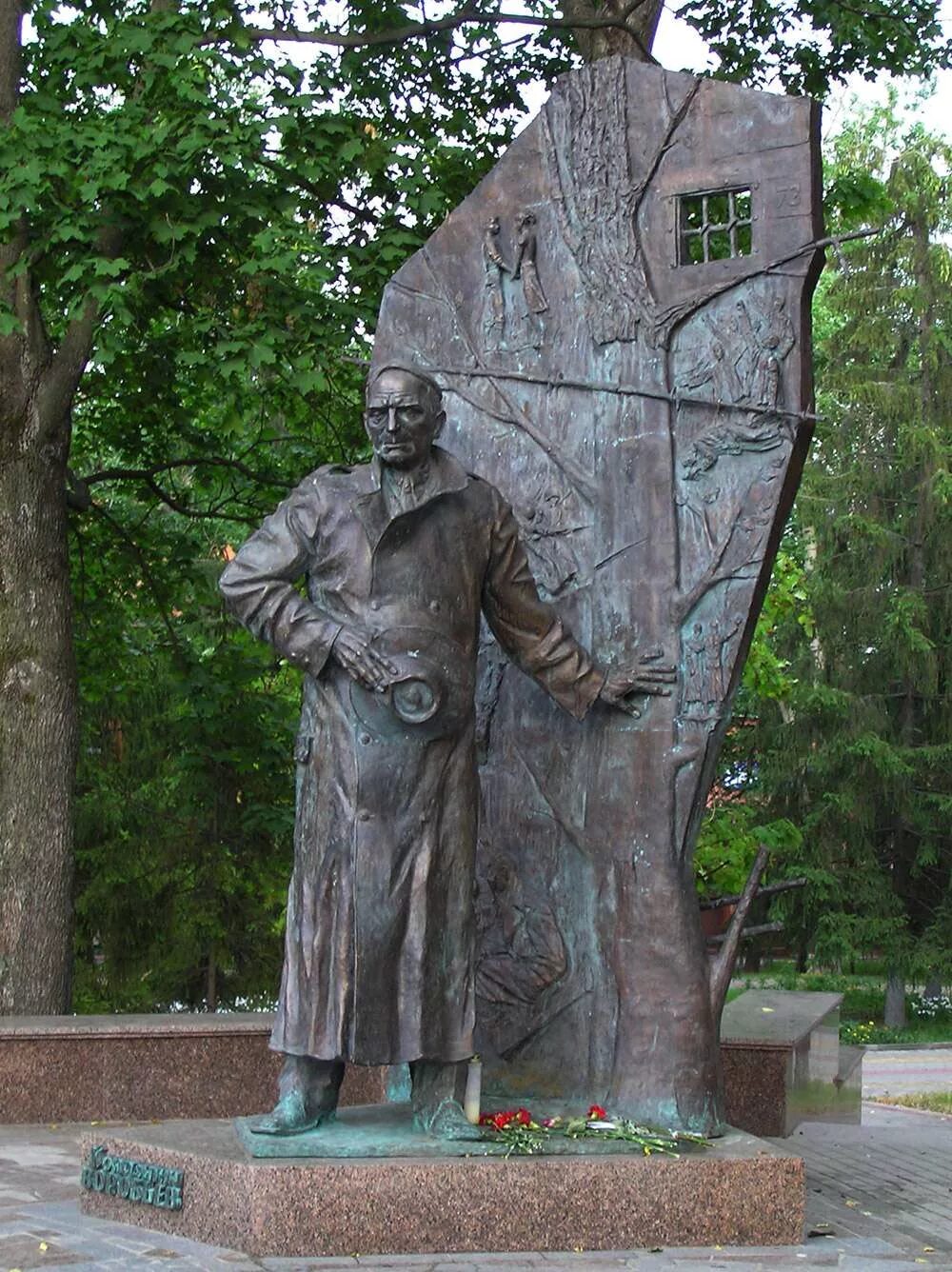 Памятник 2 писателям. Памятник Воробьеву в Курске. Памятник Константину Воробьёву в Курске. Памятник писателю Воробьеву в Курске.