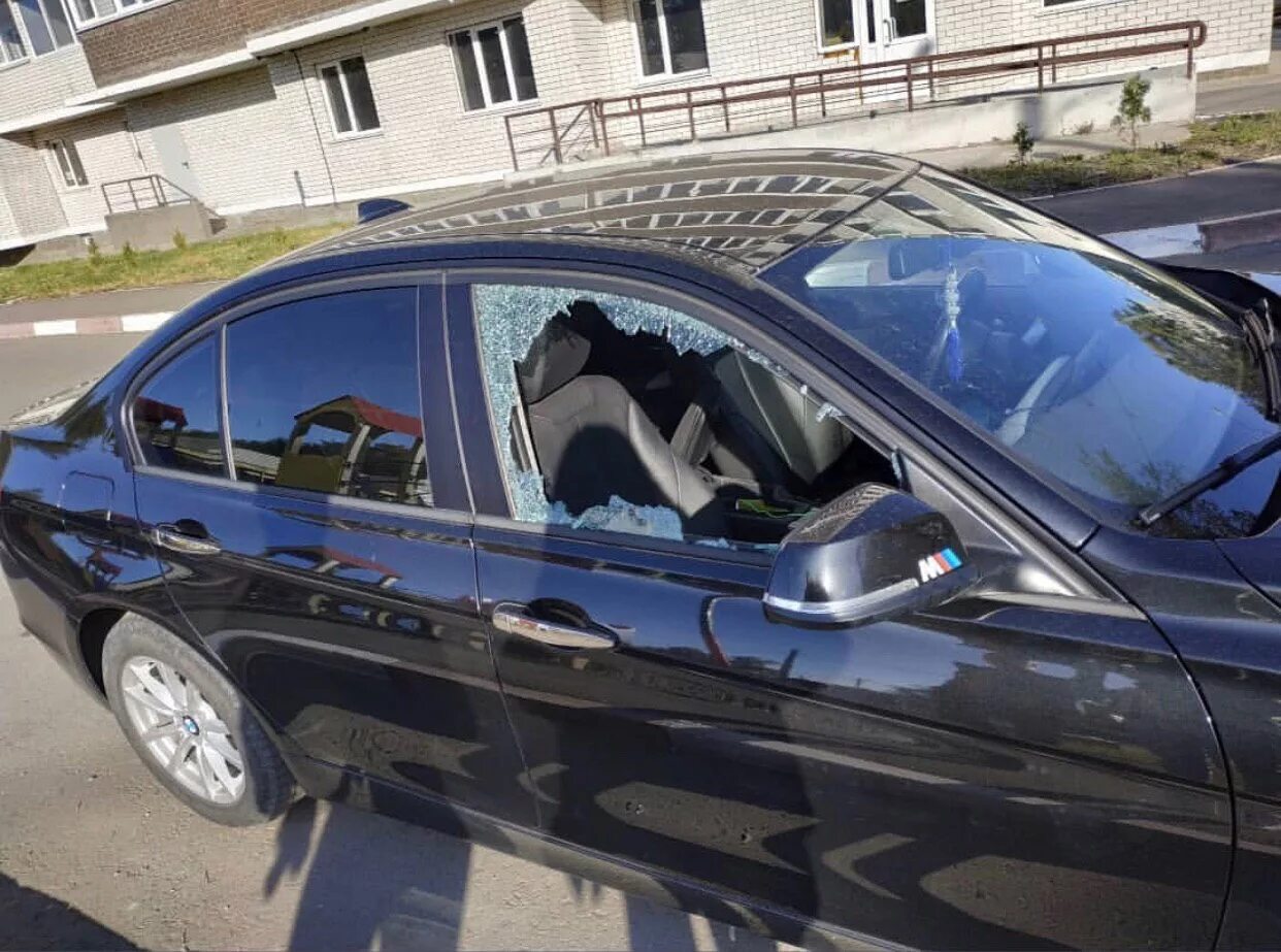 Разбили окно машины. Машина с разбитым стеклом. Разбитое боковое стекло автомобиля. Разбили стекло в машине. Битое автомобильное стекло.