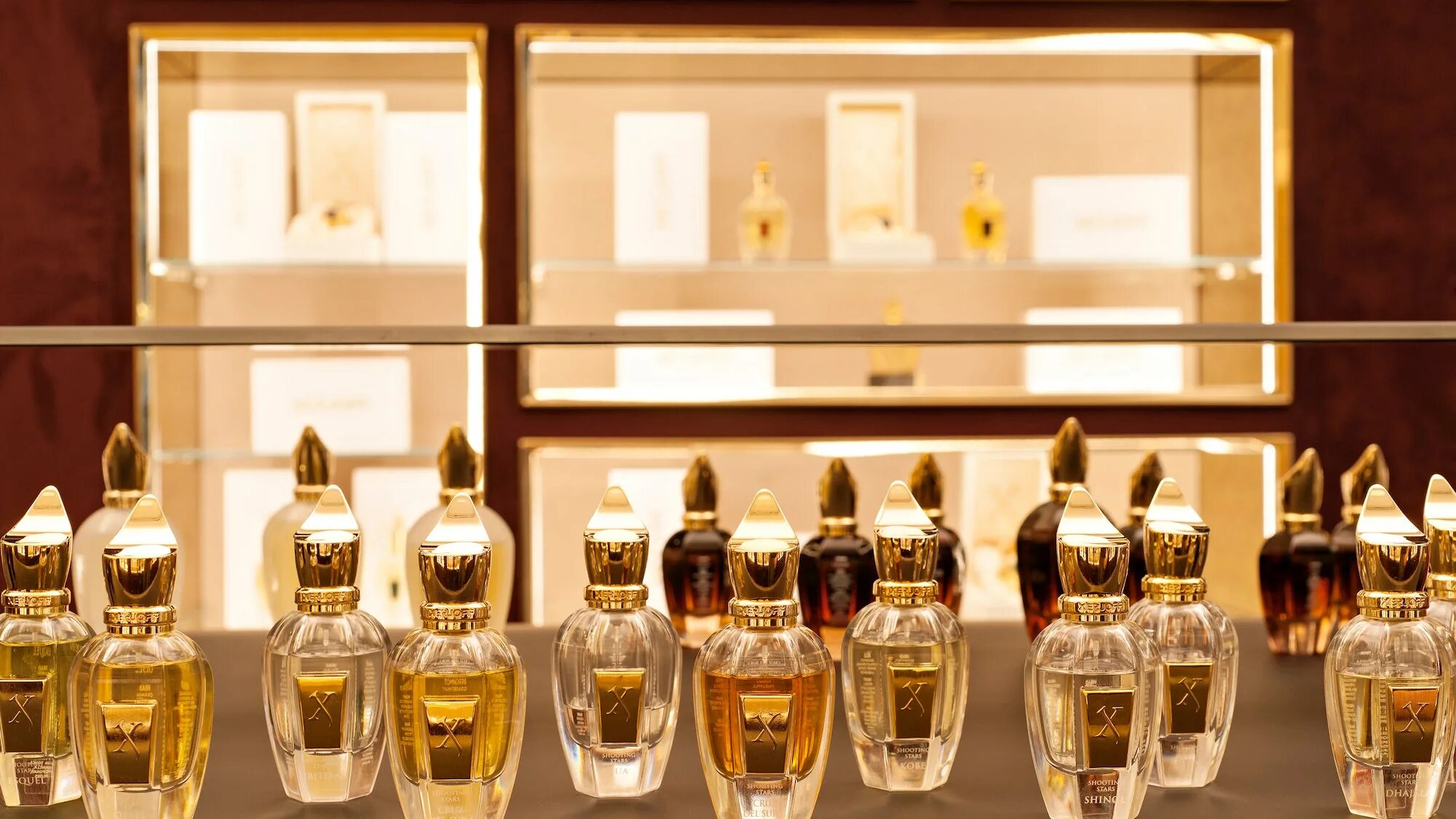 Интерьер парфюмерного магазина. Магазин духов. Магазин ароматов духи. Парфюмерный магазин. Магазин парфюмерии.