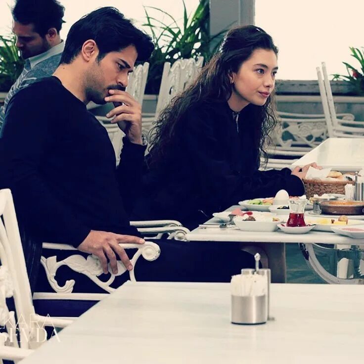 Когда кемаль узнает что асу сестра эмира. Черная любовь 25 серия. Чёрная любовь 29 серия. Чёрная любовь зейнеп и эмир первая ночь. Турецкий сериал эмир и зейнеп.