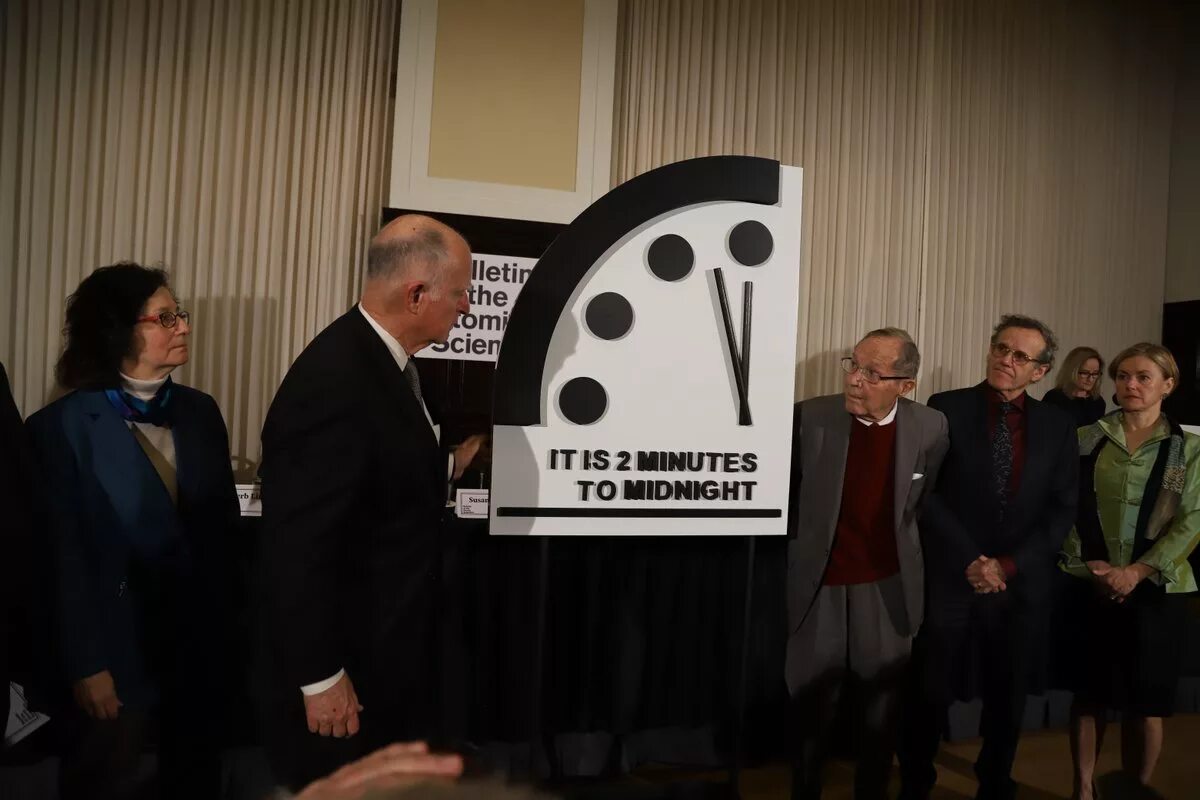Часы Судного дня 1947. «Бюллетень учёных-атомщиков» часы Судного дня. Часы до Судного дня. Часы до атомной войны.