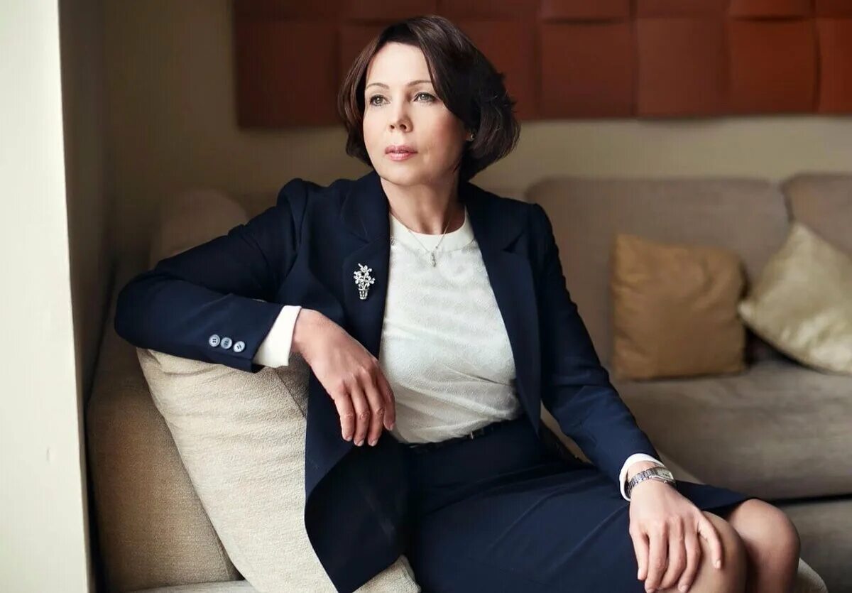 Грустная женщина. Прически для пожилых женщин за 60. Женщина в стрессе. Грустная женщина в возрасте. Мухачева анна валентиновна.