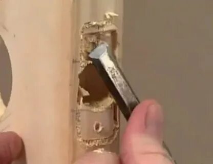 Как вставить защелку в дверь