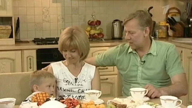 Пока все дома 2012. Жена виктора ракова. пока все дома первый канал 2012. пока все дома актеры. людмила ракова жена виктора ракова.