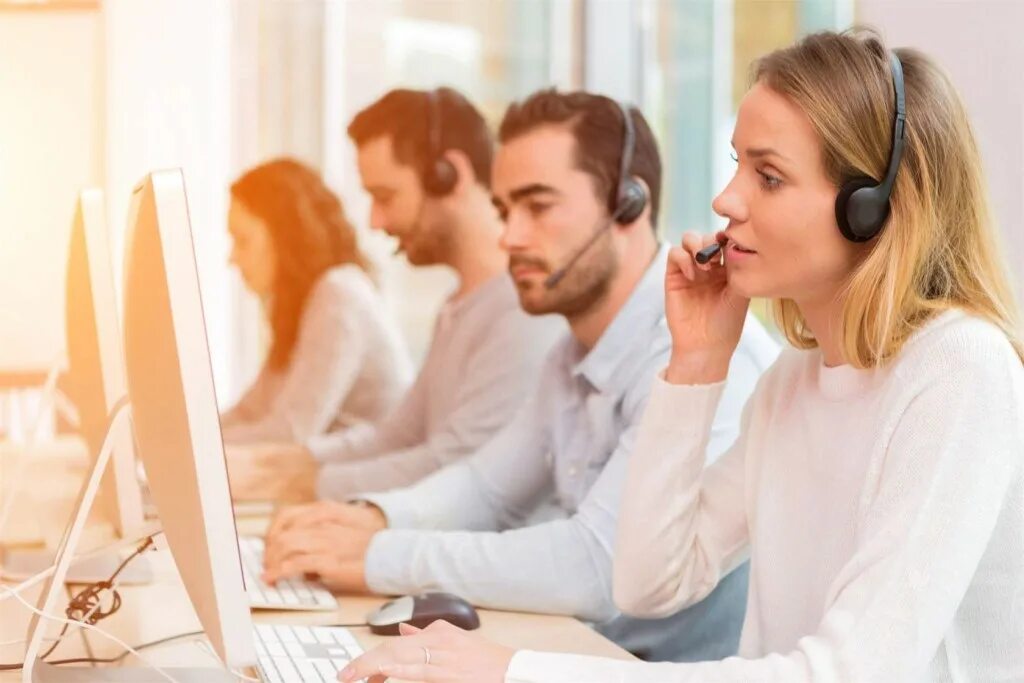 Служба бронирования и продаж. Контакт центр. Специалист колл центра. Девушка колл центр. Работа телефонной службы.