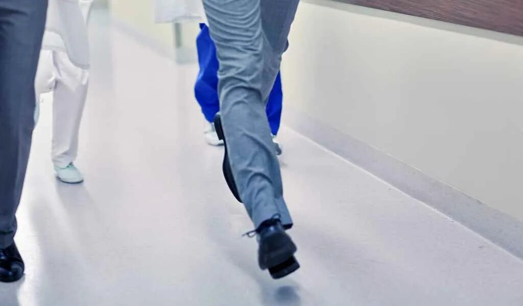 Медсестра бежит по коридору. Бегущий доктор. Сбежавший доктор. Сбежавший доктор. Медицинский работник бежит.