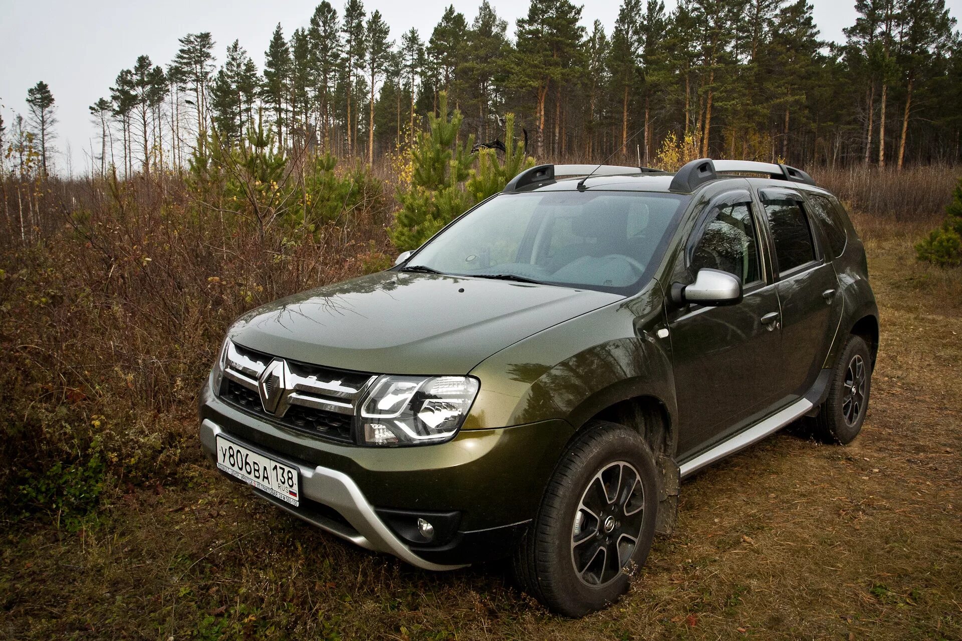 Купить дастер в самарской области. Рено Дастер болотный. Renault Duster хаки. Рено Дастер 2 болотный цвет. Рено Дастер оливковый.