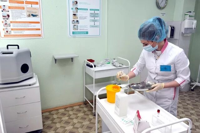 Процедурная медсестра заполняет. Медсестра в процедурном кабинете. Процедурная медсестра заполняет. Обязанности процедурной медсестры. Процедурная медсестра заполняет.