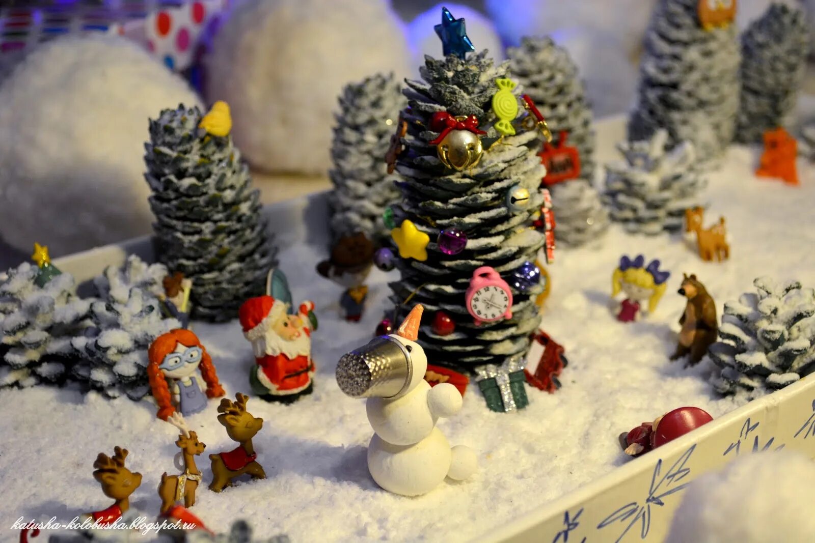 Зимняя поделка в детский сад. Зимняя поделка в детский сад. Зимние поделки из природного материала. Елочка из природных материалов. Снеговик из шишек.