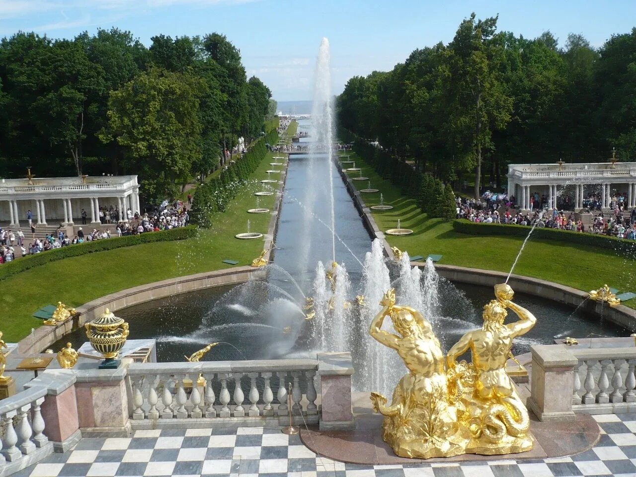 Веб камера петергоф в реальном времени. Петергоф (дворцово-парковый ансамбль). петергоф фонтаны. фонтаны петергоф с туристами. фонтан тритон в петергофе.