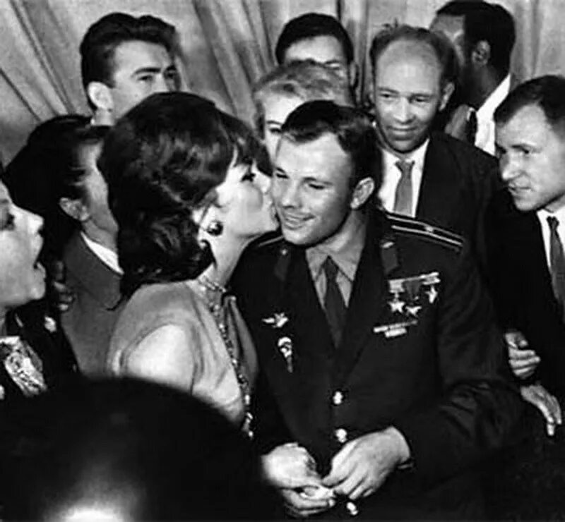 Гагарин и джина лоллобриджида. Джина Лоллобриджида целует Юрия Гагарина 1961. Джина Лоллобриджида и Гагарин. Гагарин и Джина Лоллобриджида фото. Лоллобриджида и Гагарин 1961 фото.
