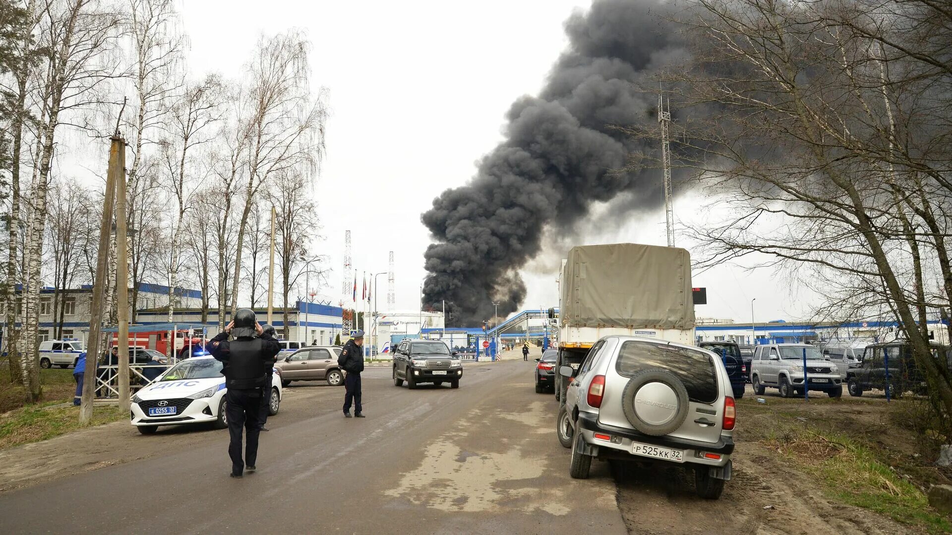 Брянск новости обстрел брянская. В Брянске взорвали нефтебазу. Нефтебаза Брянск сейчас. Взрыв нефтебазе в Брянске 2022. Нефтебаза Брянск 25 апреля 2022.