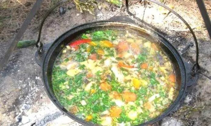 Шурпа из свинины на костре пошагово. Шурпа в казане. Шулюм на костре в казане. Шурпа из свинины на костре пошагово. Ковурма шурпа в казане.