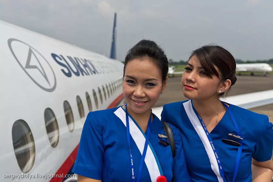 Pramugari dan pilot check in di hotel