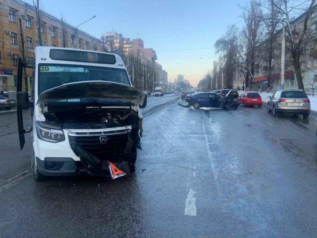 Дтп на левом берегу. Авария на ленинском проспекте воронеж. дтп воронеж ленинский проспект. авария с маршруткой в воронеже на левом берегу.