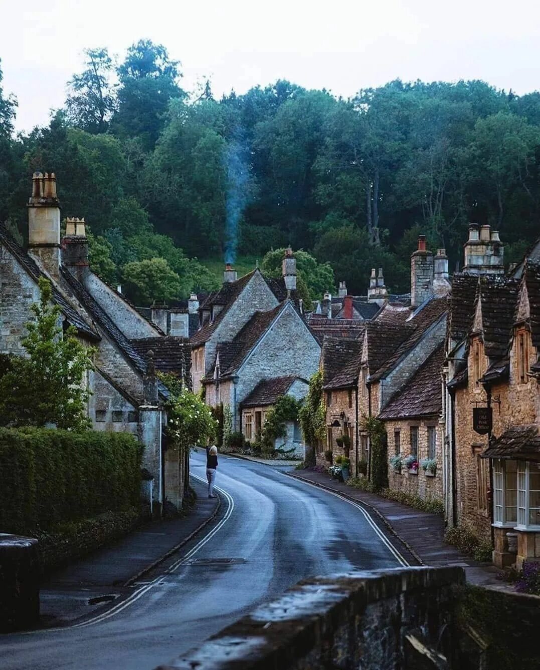 English village. Англия деревня Castle Combe. Котсуолд Хилс Англия. Деревня Бибери Великобритания. Деревня Касл комб Англия.