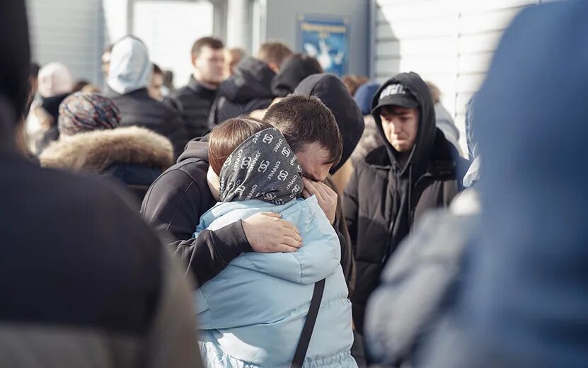 Похороны жертв теракта в крокус сити. Ижевск похороны погибших в школе. Прощание с детьми погибшими в школе. Похороны в Ижевске погибших в 88 школе. Похороны детей погибших в Ижевске.