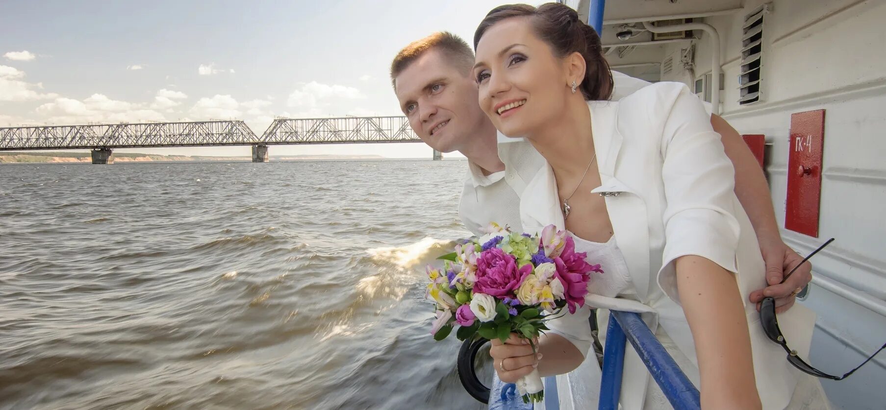 Как одеться на прогулку на теплоходе. Фотосессия на теплоходе. девушка на теплоходе. пара на теплоходе. фотосессия на теплоходе девушка.