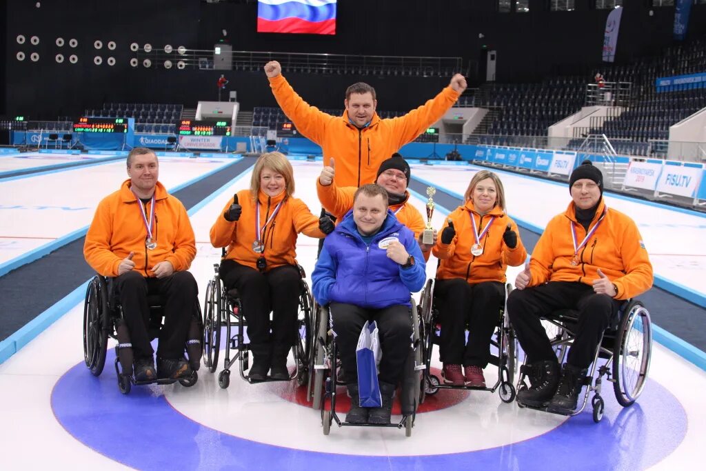 Керлинг на колясках. Керлинг на колясках. Паралимпийские керлинг на колясках. Керлинг на колясках паралимпиада. Напольный керлинг для инвалидов.