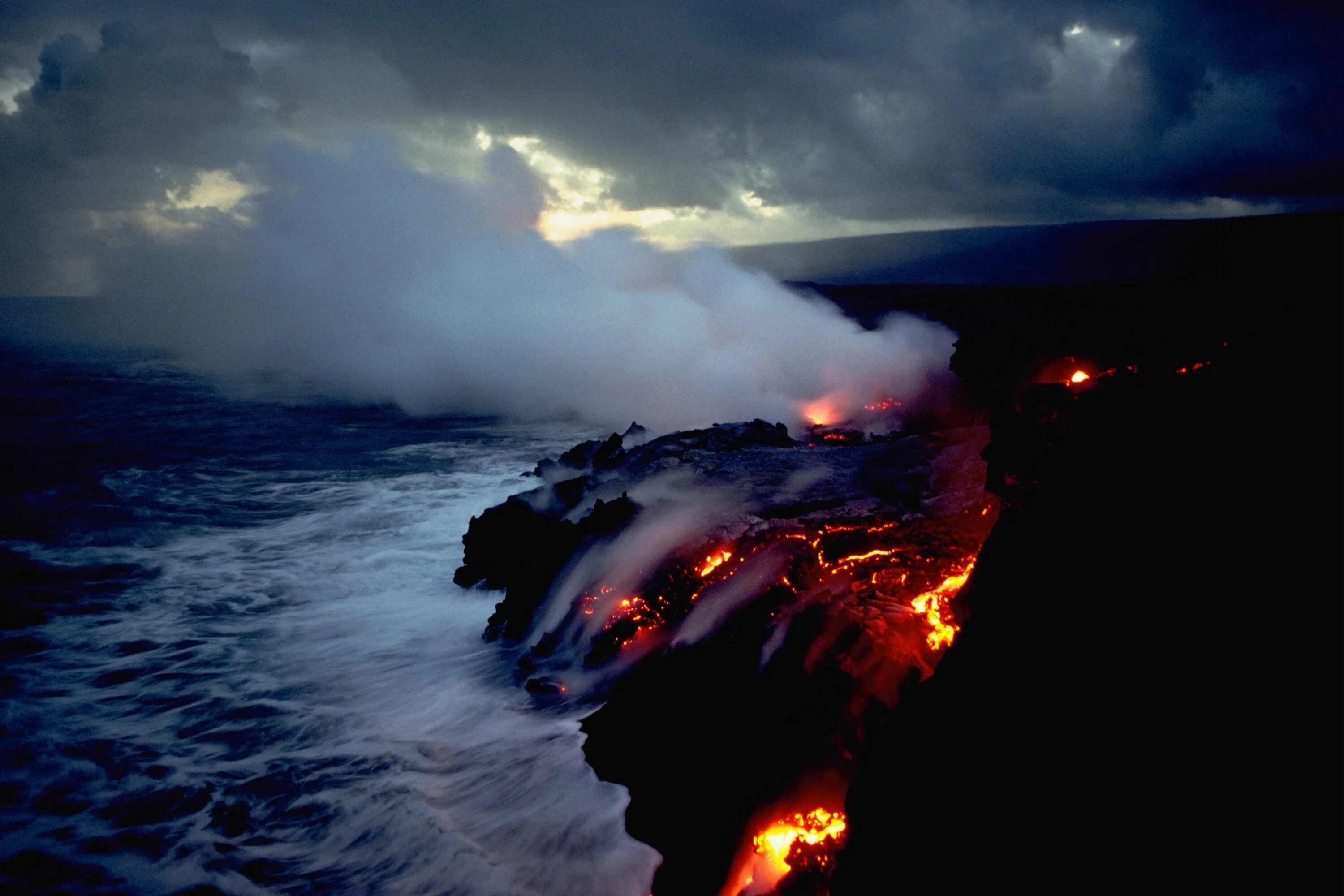 Извержение вулкана лава море. Лава море Гавайи. Килауэа вулкан синее пламя. Природные катаклизмы. Силы природы онлайне