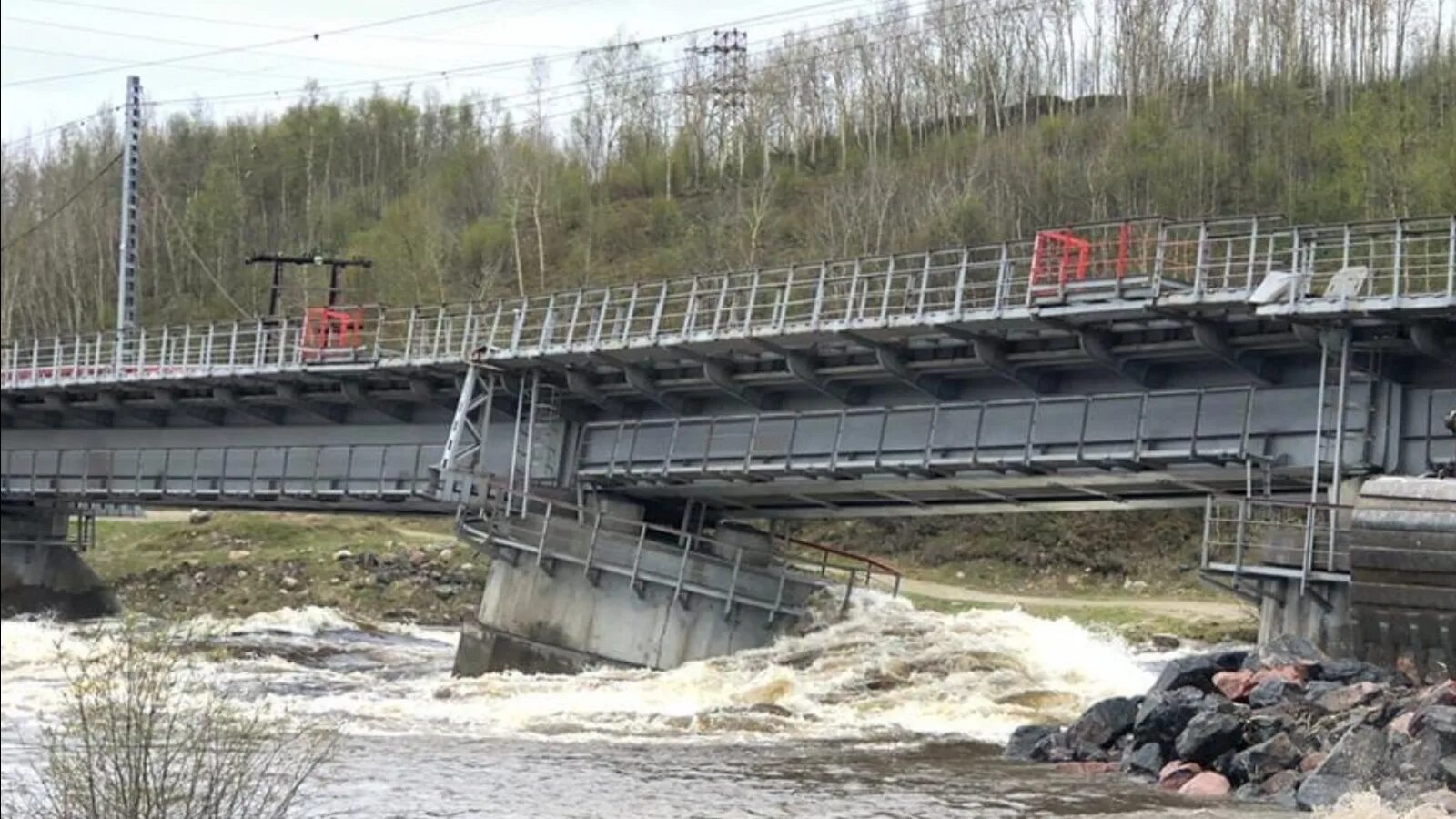 Вдали на крутом известковом. Кольский Железнодорожный мост Мурманск. ЖД мост кола Мурманск. Река кола Железнодорожный мост. Мурманск ЖД мост через реку.