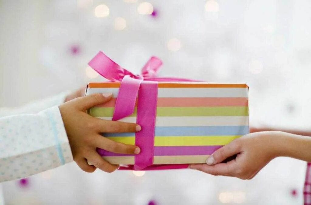 Дарите красивые подарки. Подарки для детей. Подарок в руках. Ребенок с подарком в руках. Красивые подарки детям.