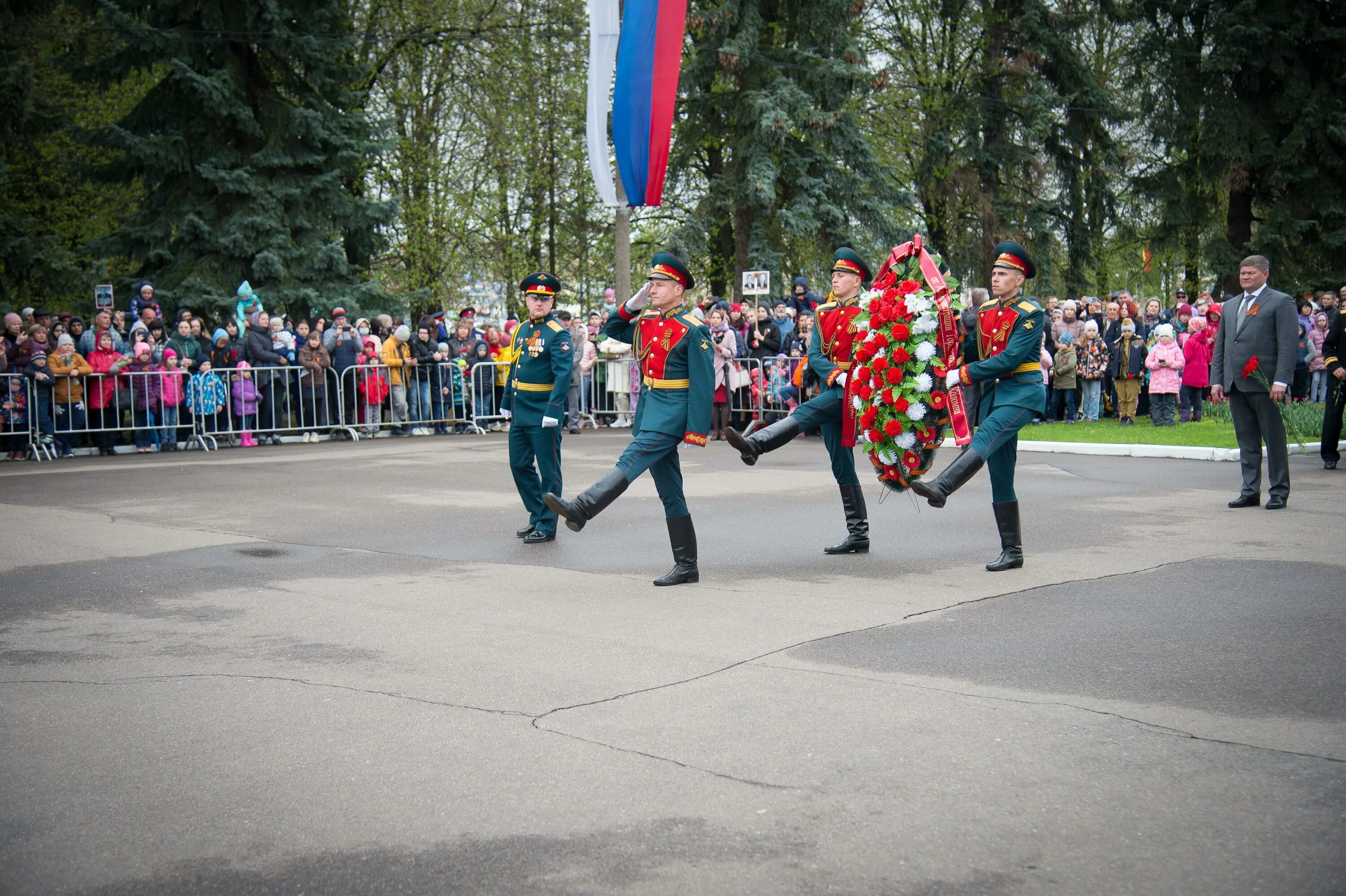 Митинг победы 9 мая. Вечный огонь Коломна. Вечный огонь Коломна мемориальный парк. Митинг посвященный Дню Победы. Коломна 9 мая.