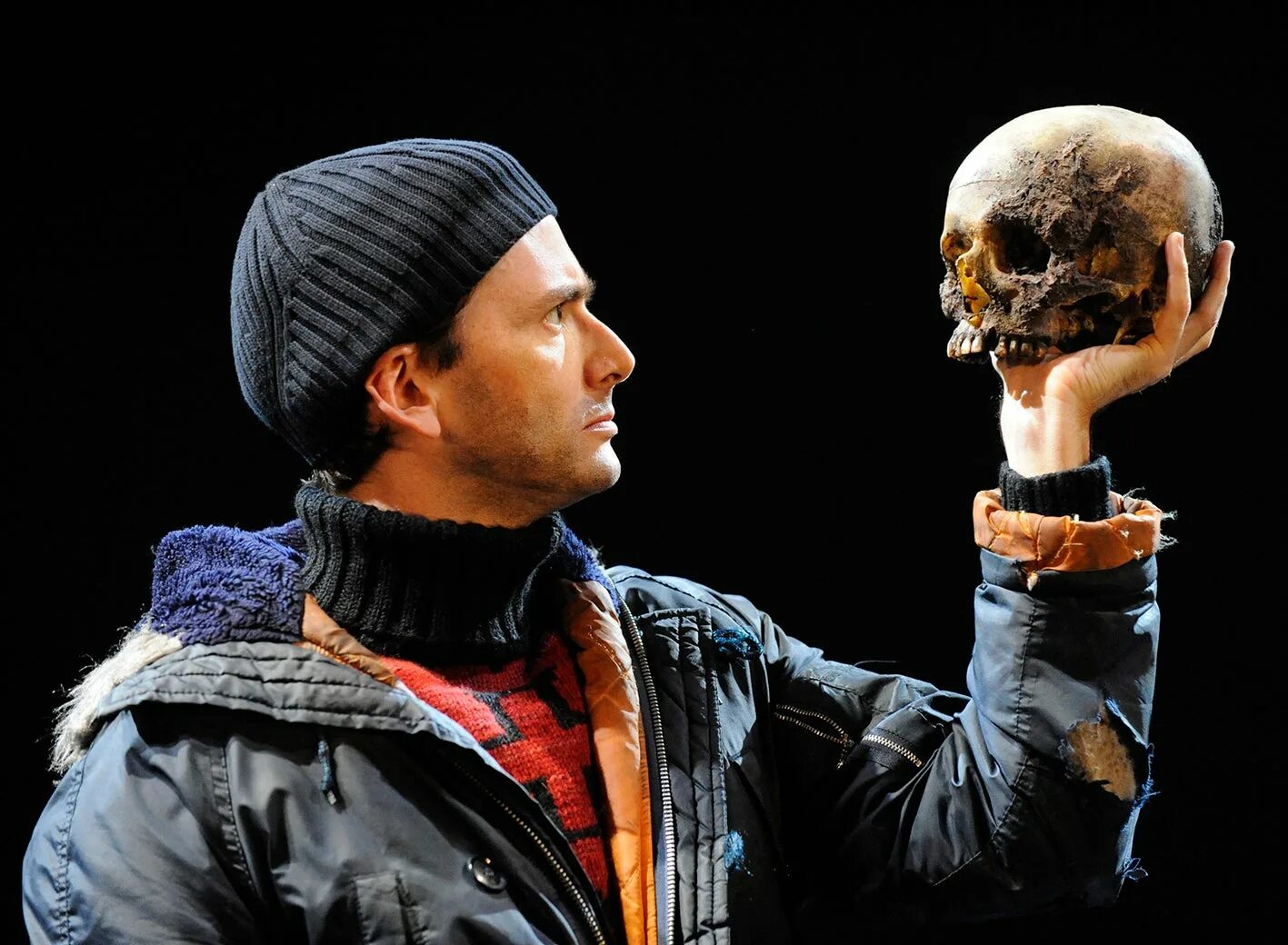 Гамлет 2018 эндрю скотт. Гамлет с черепом. Гамлет с черепом. Йорик череп гамлет. Эндрю скотт мориарти.