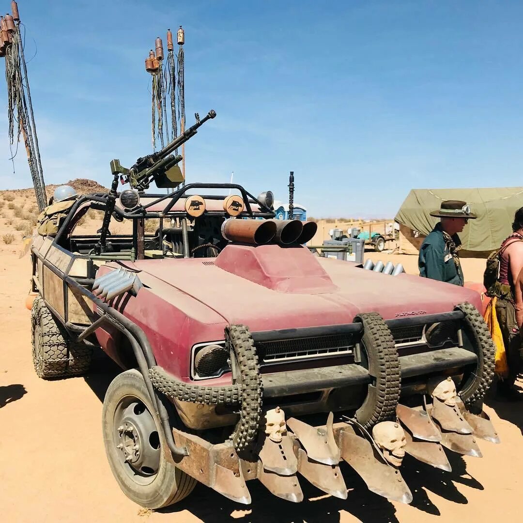 Дизельпанк безумный макс. Огромный безумный. Машины мэд макс безумный макс дорога ярости. Машина развалюха. Огромный безумный.