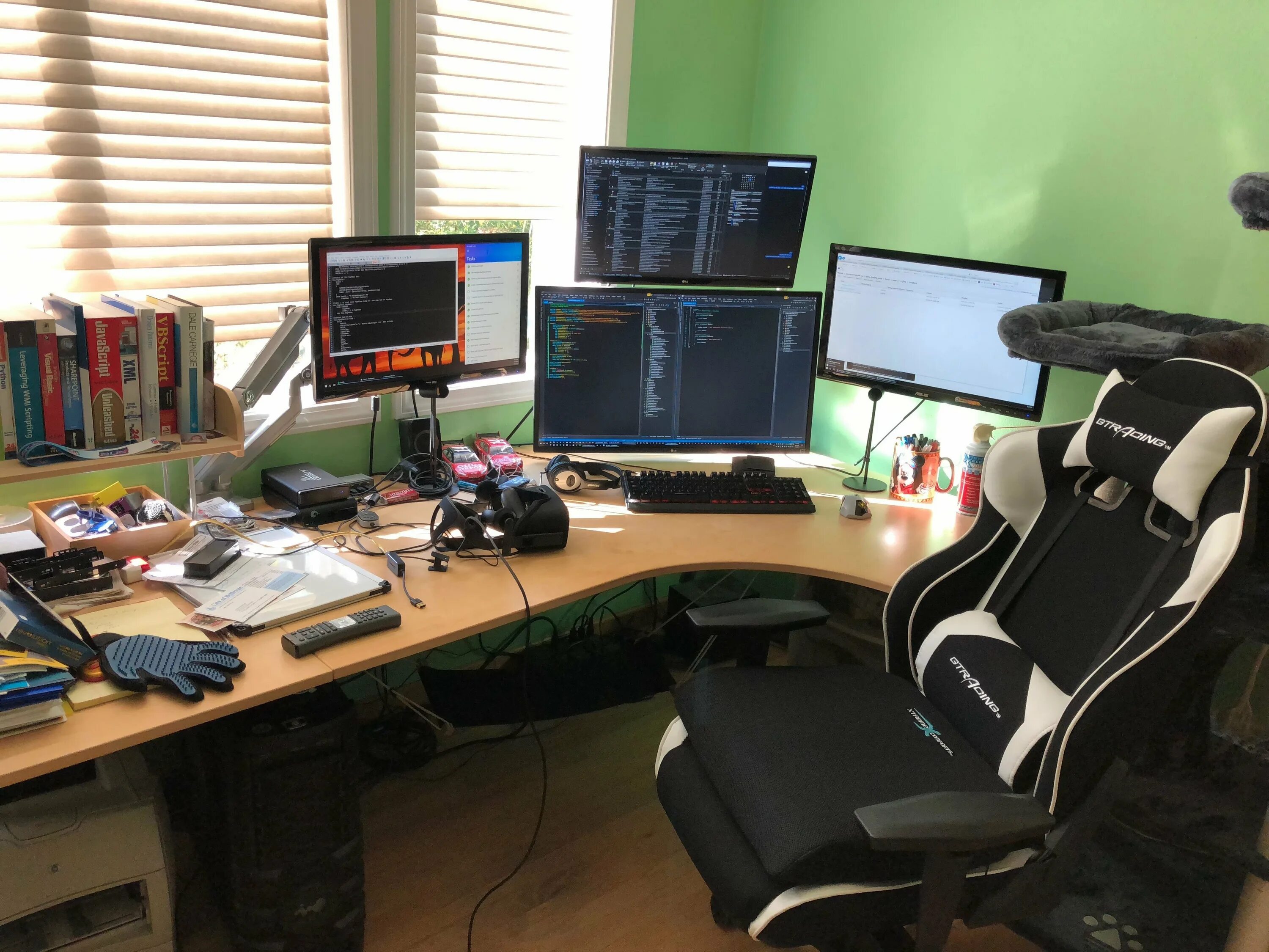 Творческий подход. Беспорядок на компьютерном столе. Комната айтишника. Предметы на айтишника. Тестировщик.