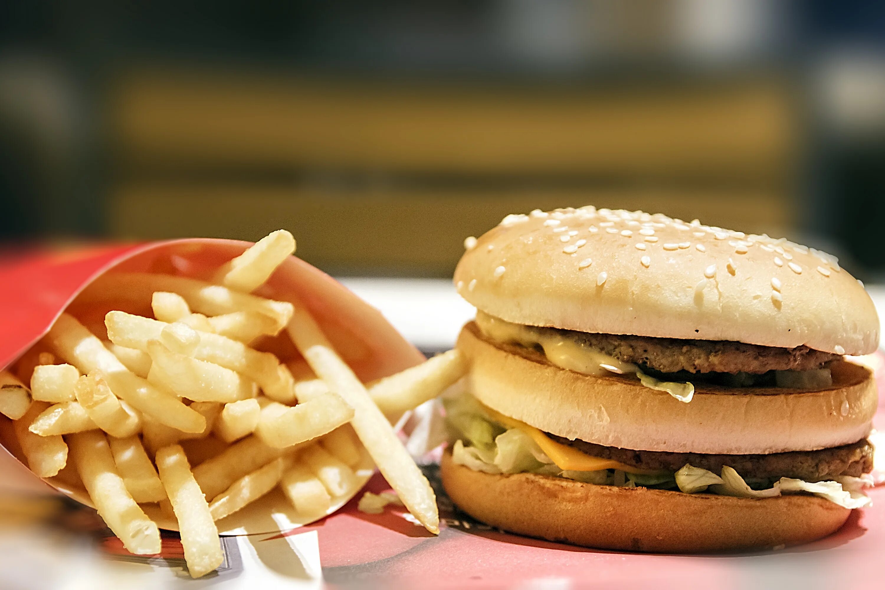 Можно ли каждый день есть фаст фуд. Быстрое питание. Гамбургер. Макдональдс. Фаст фуд макдональдс.