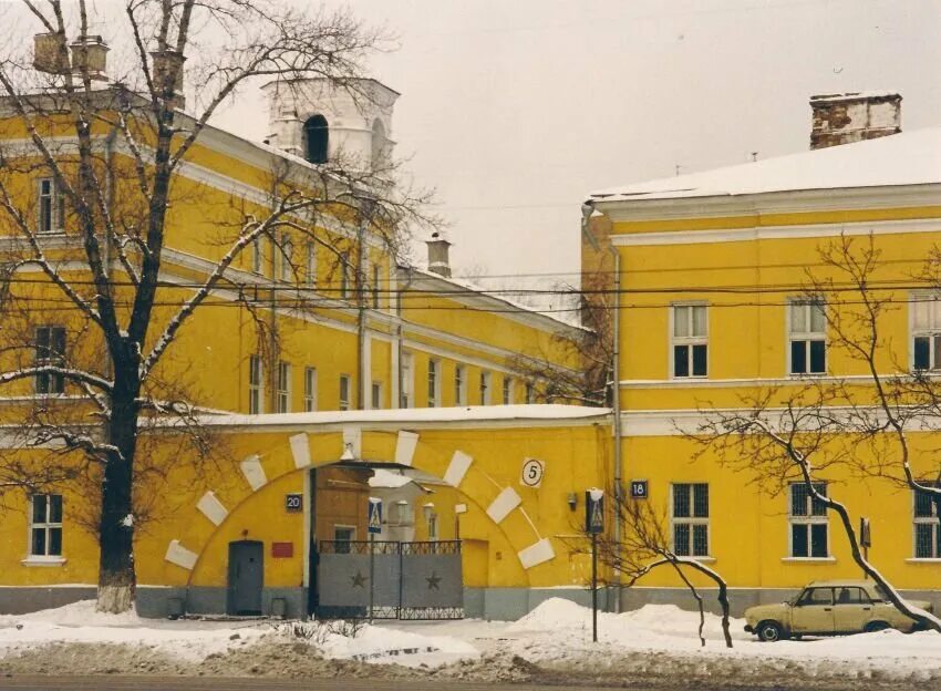 Казармы в хамовниках. Хамовнические казармы. Манеж хамовнических казарм. Хамовнические казармы плац. Комплекс хамовнических казарм манеж.