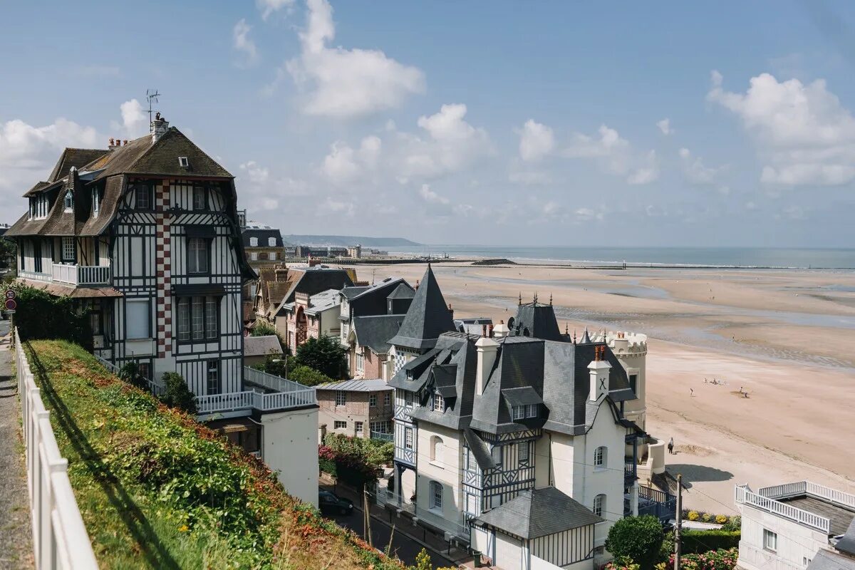 Нормандия цена. Трувиль Франция. Трувиль-сюр-мер. Deauville Beach Normandy. Исиньи-сюр-мер Нормандия.