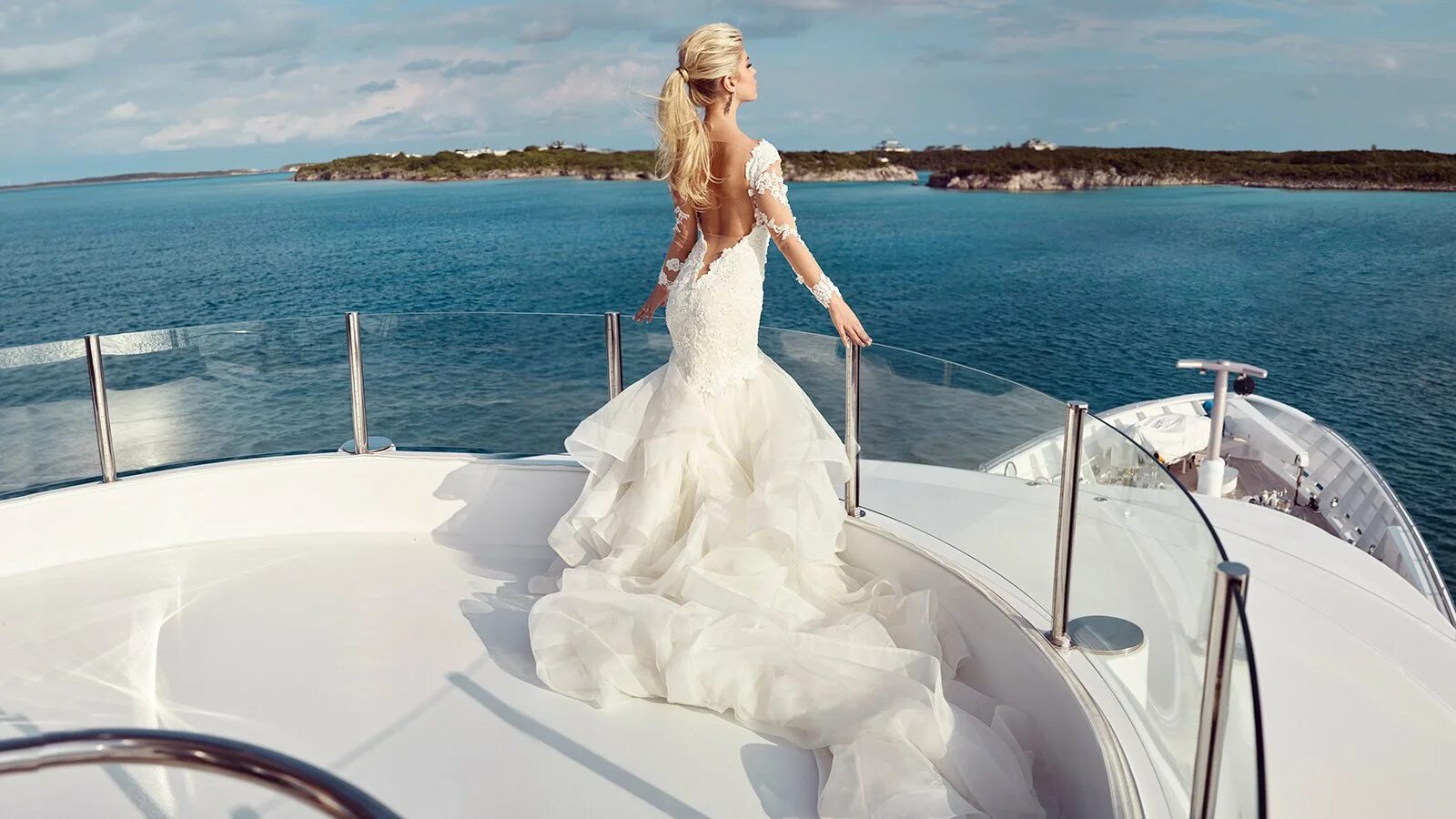 Фотосессия на яхте. Свадьба на яхте. Свадьба на море. Невеста на яхте.