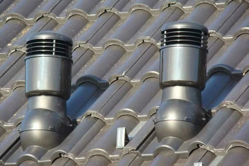 Крыша металлочерепица вентиляция. Обход вентиляционной шахты на крыше из металлочерепицы. Вентшахта на кровле. Обход трубы металлочерепица. Проходной элемент vilpe pelti.