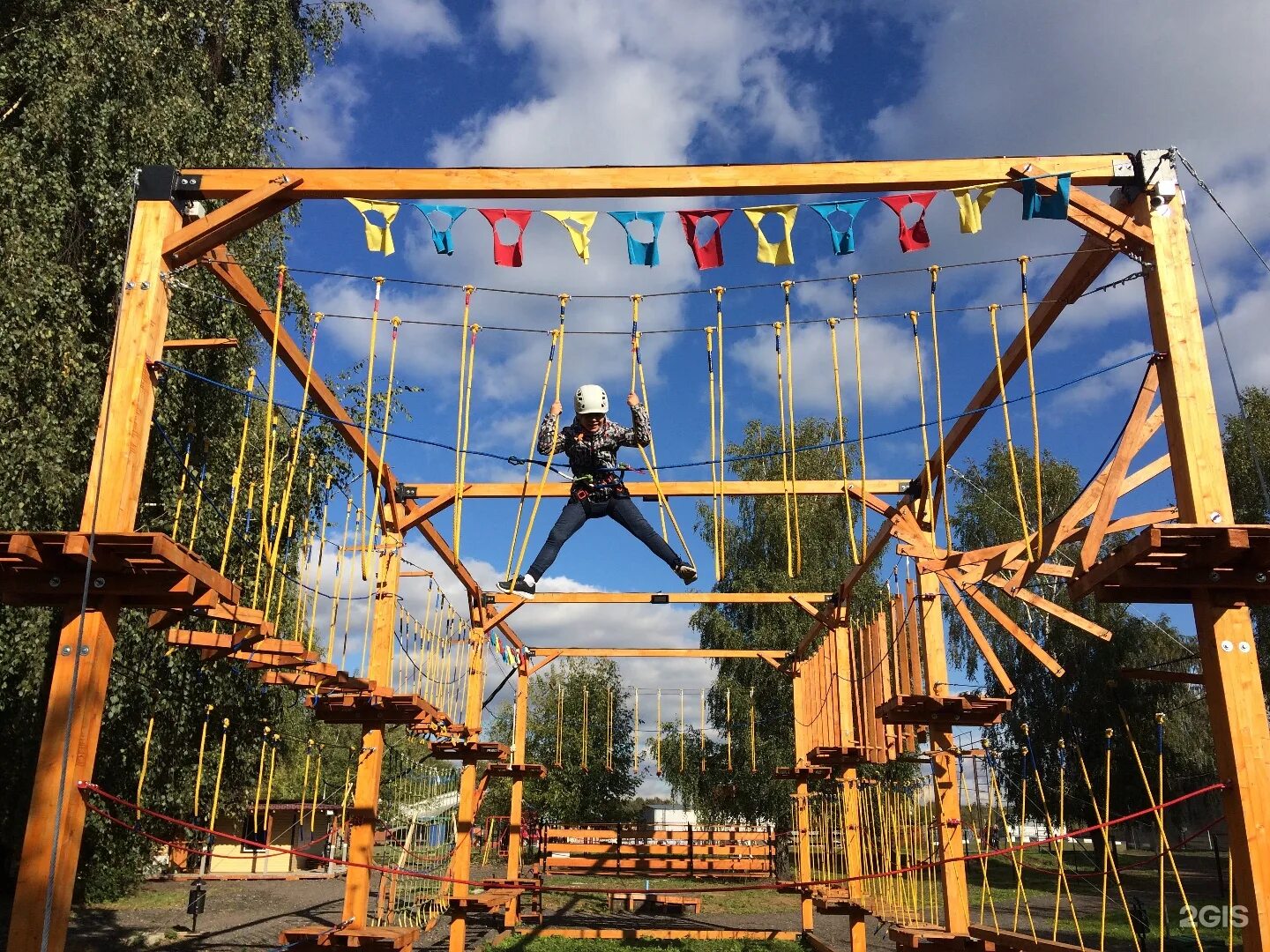 Парк вок. Парк Кузьминки веревочный парк. Парк Патриот веревочный городок. ЛОСЕВОДА веревочный парк. Веревочный парк Омск Советский парк.