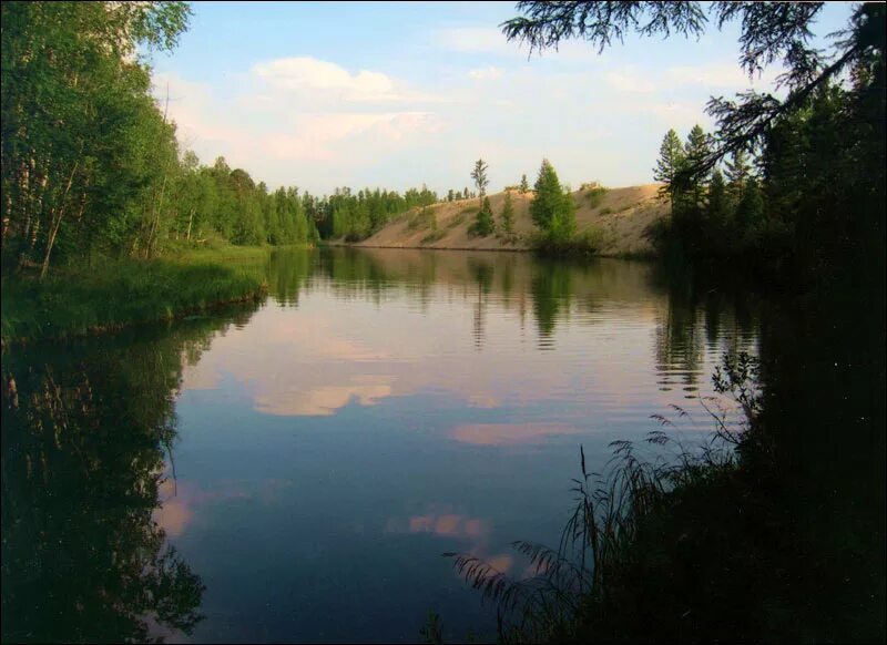 Аленушка у озера. Озеро аленка чарские пески. Озеро аленушка забайкальский край. Озеро аленушка. Чарские пески озеро аленушка.